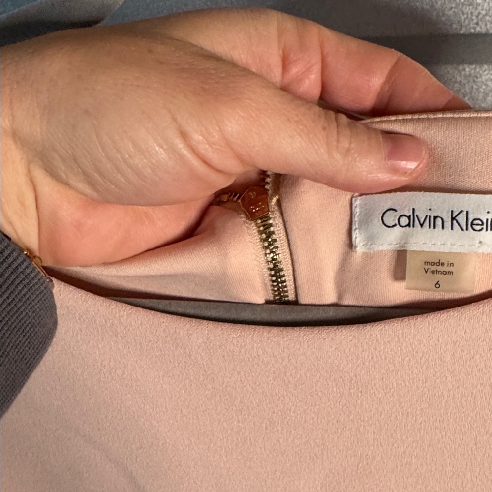 NWT Calvin Klein Bell Sleeve Dress, Size 6 - Picture 4 of 5